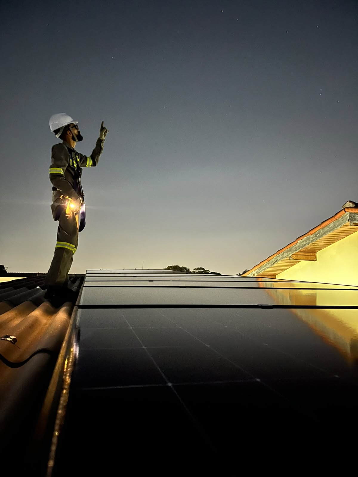 Técnico da Alpha Energia Solar realizando instalação de painéis fotovoltaicos